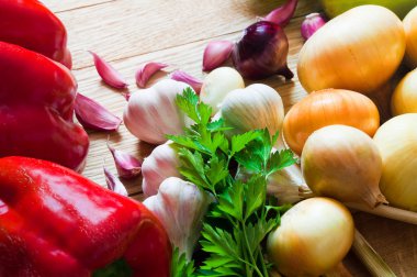 Tahta bir masada soğan, sarımsak ve kırmızı biber