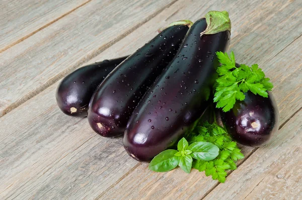 Tahta bir masada taze olgun patlıcan — Stok fotoğraf