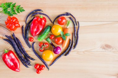 Kuşkonmaz fasulye ve taze bakla yapılmış bir kalp üst görünümü 