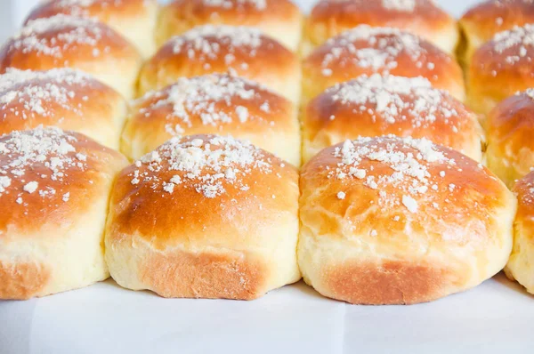 Petits pains fraîchement cuits avec saupoudrer de blanc — Photo