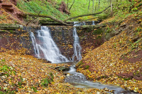 Hermosa cascada en un arroyo de montaña en el bosque —  Fotos de Stock