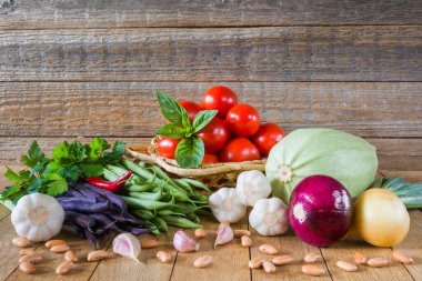 Ahşap bir sırtta farklı olgun sebzeler.