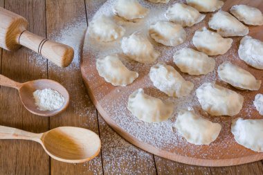 Süzme peynirli Varenyky. Geleneksel Orta ve Doğu Avrupa yemeği