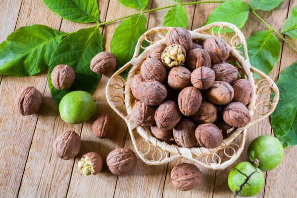 Nueces Plato Mimbre Sobre Una Mesa Madera — Foto de Stock