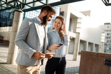 Gülümseyen iş erkek ve kadın sokakta sohbet