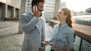 İş arkadaşları işten molada dışarı konuşuyor