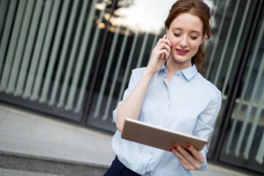 Çekici genç işkadını dijital tablet ofis dışında kullanma