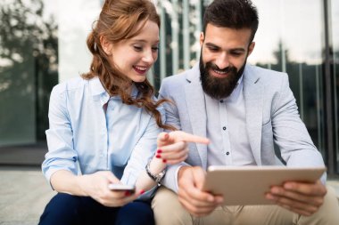 Genç çekici iş çift ofis binası yakınındaki açık yürüyüş