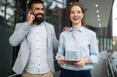 İş adamı ve açık havada tablet bilgisayar ofis binası önünde ile çalışan kadın
