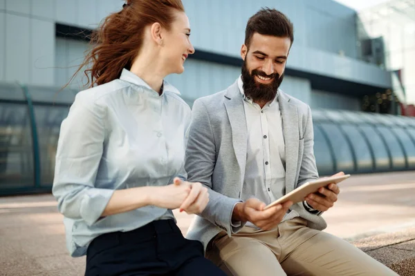 Deux Jeunes Gens Affaires Souriants Travaillant Sur Tablette Discuter Quelque — Photo