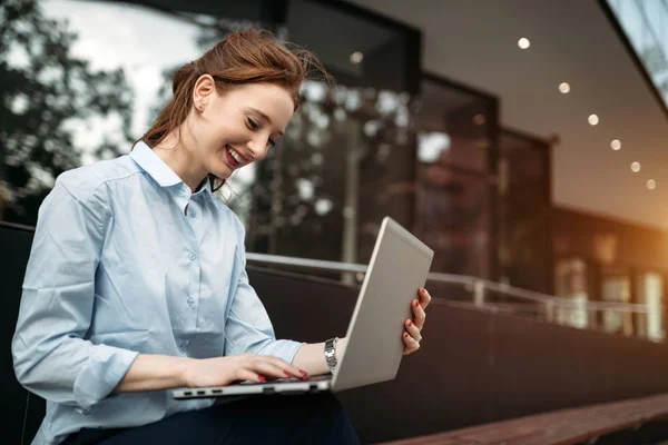 Portret Van Mooie Student Zakenvrouw Het Gebruik Van Smart Casual — Stockfoto