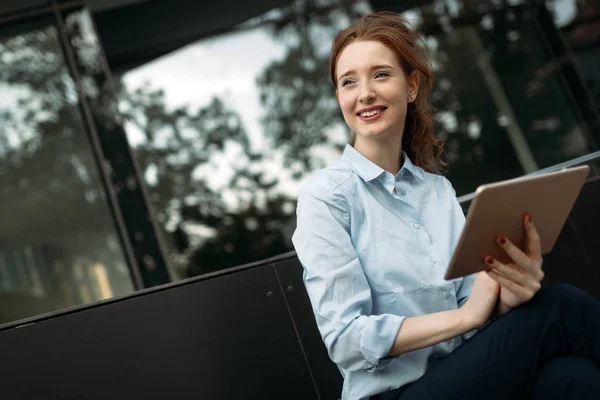 Portret Van Succesvolle Zakenvrouw Glimlachend Buiten — Stockfoto