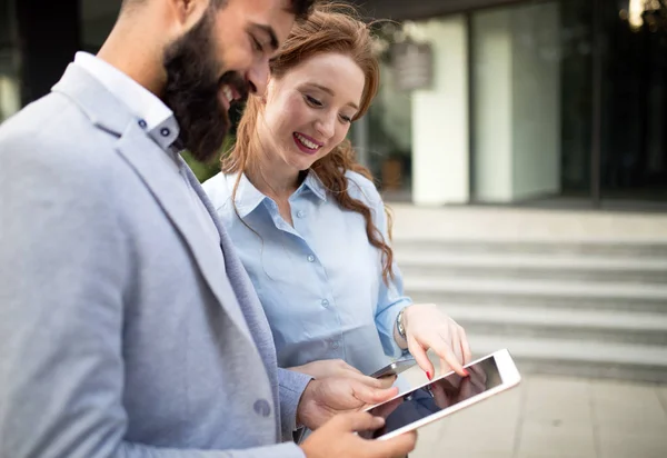 Business Partners Jobbarkompis Par Talar Urbana Staden Miljö — Stockfoto