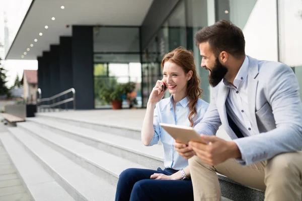 Mensen Uit Het Bedrijfsleven Zakenman Zakenvrouw Werken Buiten Met Behulp — Stockfoto