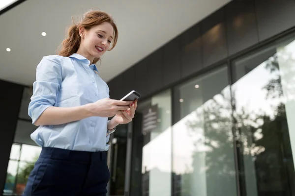 Mujer Negocios Hablando Teléfono Celular Calle — Foto de Stock