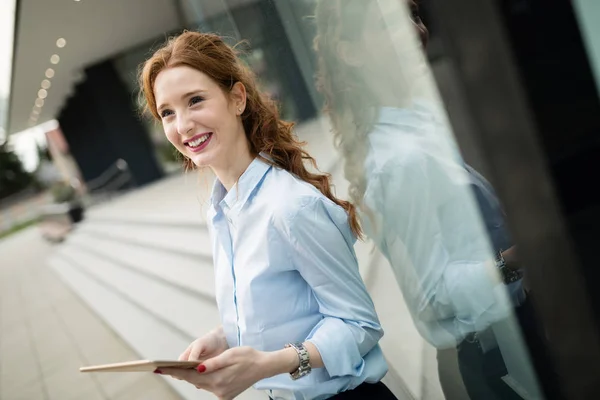 Porträt Einer Jungen Geschäftsfrau Beim Gehen Und Halten Eines Tablets — Stockfoto