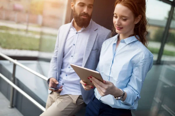 Gente Negocios Discutiendo Ideas Reunión Fuera — Foto de Stock