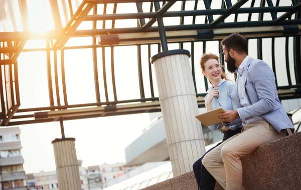 Jonge Collega Praten Glimlachend Buiten — Stockfoto