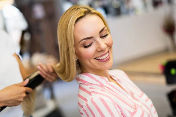 Coiffeur Faire Coupe Cheveux Pour Les Femmes Dans Salon Coiffure — Photo