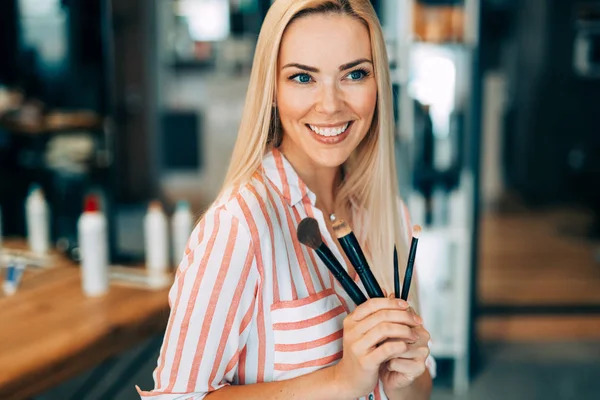 Maquillaje Cara Mujer Belleza Cepillos Retrato Chica Caucásica Joven Atractiva — Foto de Stock