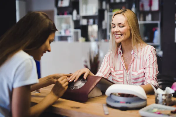 Güzellik Salonu manikür mutlu kızı