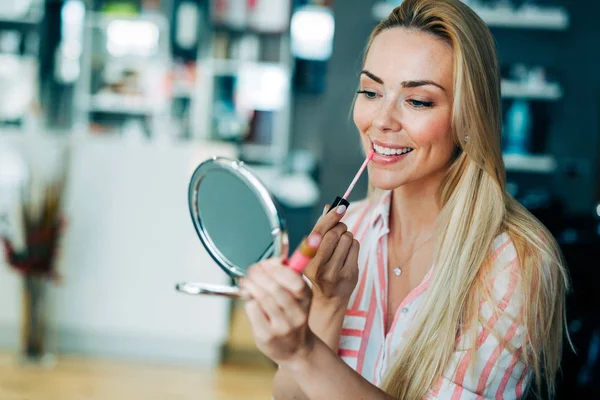 Joven Hermosa Mujer Aplicando Maquillaje Usando Pequeño Espejo Salón Belleza — Foto de Stock