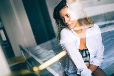 Zarif iç çamaşırı ve gömlek güzel seksi Bayan. Kapalı modeli kız moda portresi