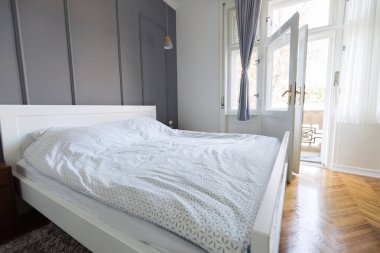 Yatak odasında yumuşak ışık renkleri. büyük rahat Küçük Çift Kişilik Yatak zarif klasik yatak odası