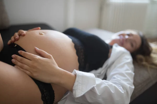 Portret Van Aantrekkelijke Jonge Zwangere Vrouw Liggend Bed — Stockfoto
