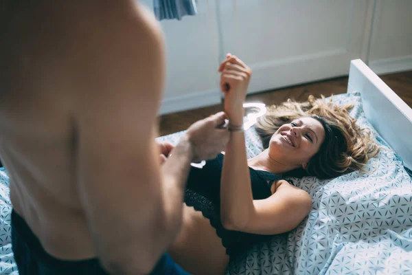 Mulher Homem Jogando Jogos Dominação Cama Juntos — Fotografia de Stock