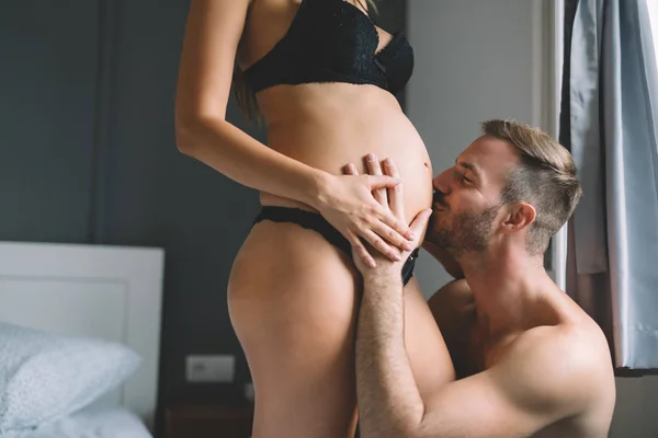 Glad Gravid Kvinna Njuter Med Sin Stiliga Make Sovrum — Stockfoto