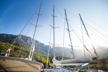 Resmi beyaz Lüks Yat Limanı İskeledeki