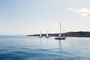 Açık denizde Yelkenli teknelerde gemilerde