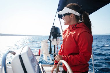 Çekici güçlü kadın ile onun yelkenli tekne yelken