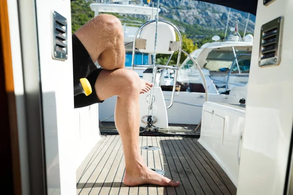 Bel Homme Fort Relaxant Bronzer Sur Son Bateau — Photo