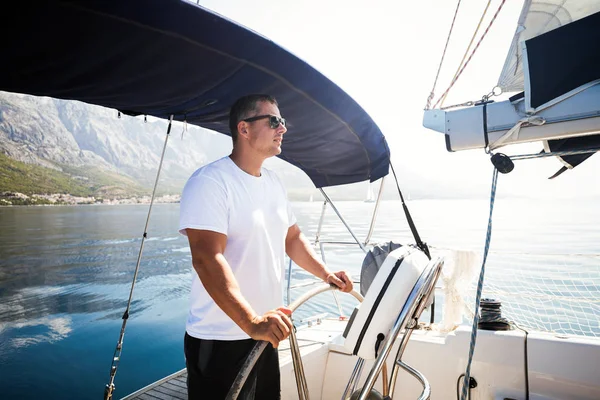 Felice Uomo Sorridente Che Naviga Con Suo Yacht Mare — Foto Stock