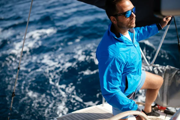 Guapo Hombre Deportivo Fuerte Navegando Con Barco —  Fotos de Stock