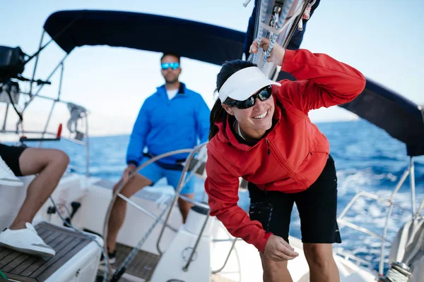 Attraente Donna Forte Vela Con Sua Barca Vela — Foto Stock