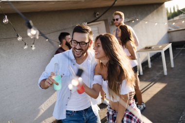 Çatıda birlikte içki kokteyl mutlu genç Çift