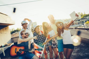 Arkadaşlar 4 Temmuz tatil arka taraf ile kutluyor