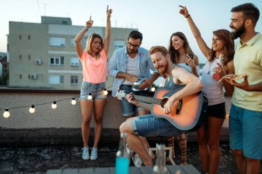 Çatıda parti mutlu gülümseyen arkadaş grubu