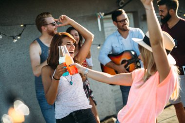 Çatıda parti mutlu gülümseyen arkadaş grubu