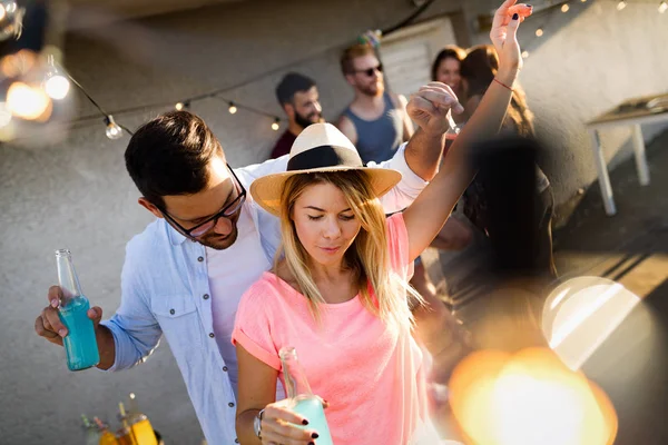 Amigos Disfrutando Cócteles Una Fiesta Amigos Divirtiéndose Bebiendo Cócteles Aire — Foto de Stock