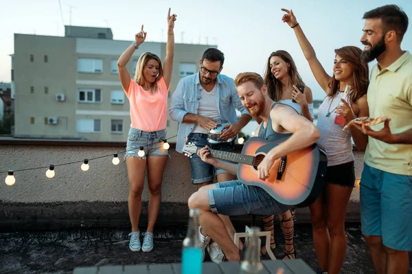 Çatıda parti mutlu gülümseyen arkadaş grubu