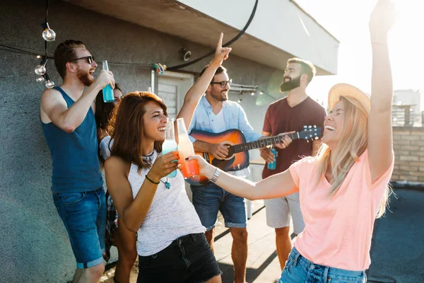 Çatıda parti mutlu gülümseyen arkadaş grubu