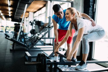 Spor salonunda özel antrenör öğrenciye talimat veriyor.