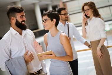 Modern ofiste tablet kullanan mutlu iş arkadaşları