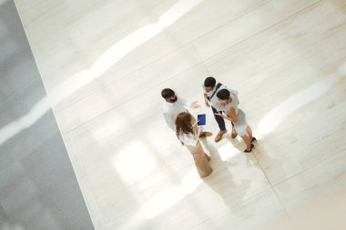 İş bürosunda çalışan iş adamlarının işbirliği ve analizi