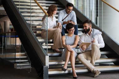 İş bürosunda çalışan iş adamlarının işbirliği ve analizi