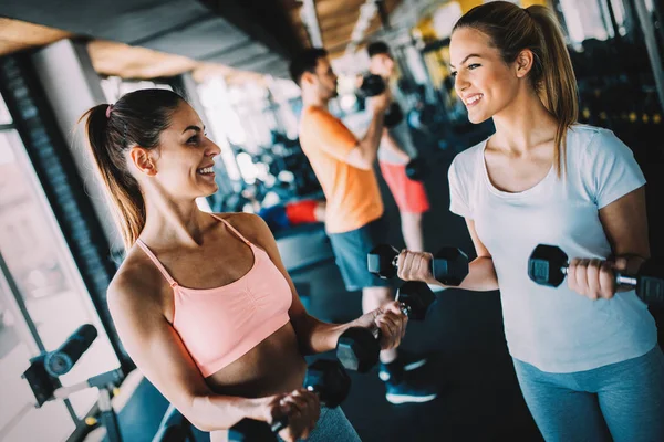 Spor Salonunda Birlikte Çalışma Dışarı Ağırlık Kadınlar — Stok fotoğraf